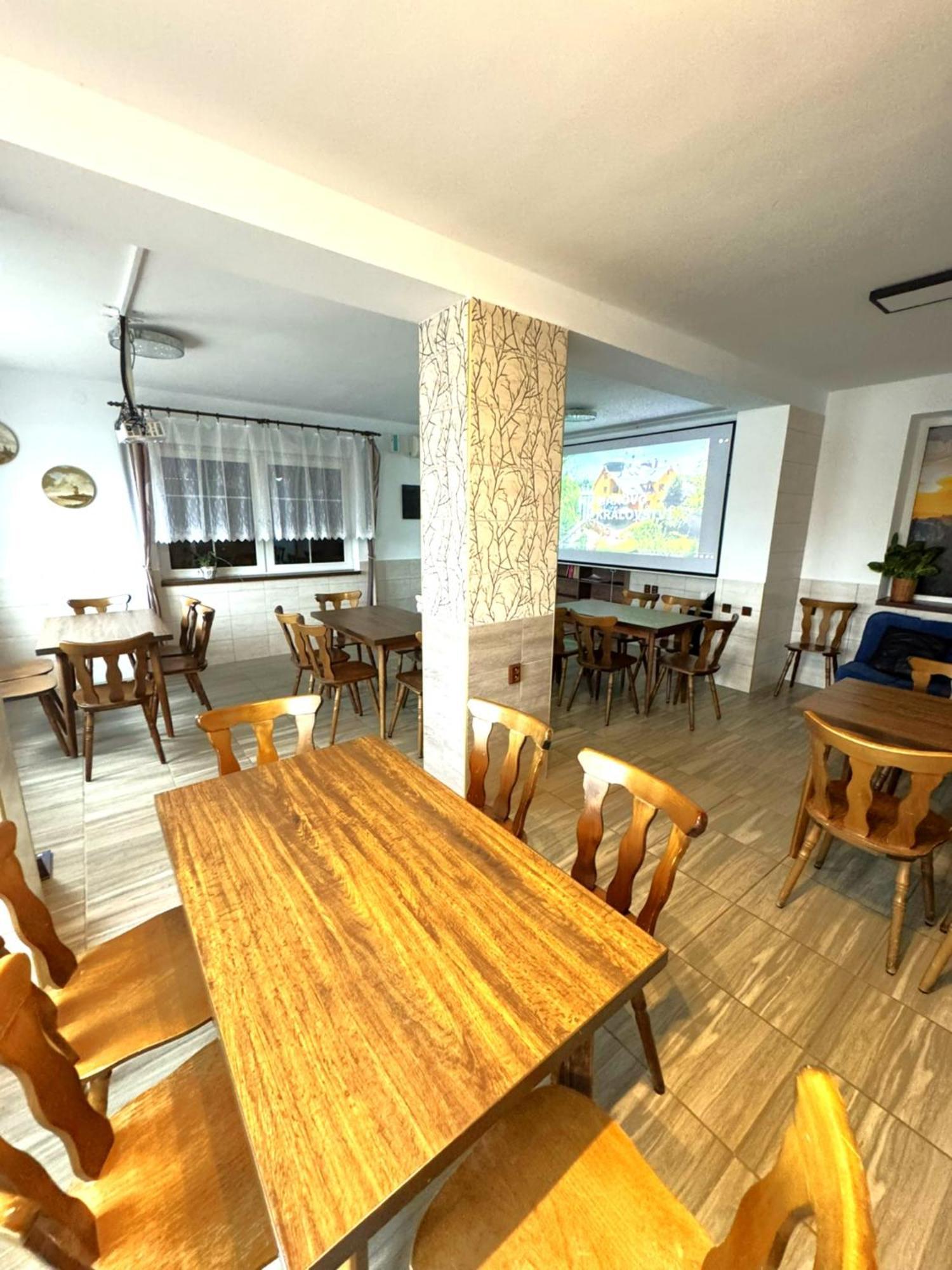 Maxovo Kralovstvi Apartment Rovensko pod Troskami Exterior photo